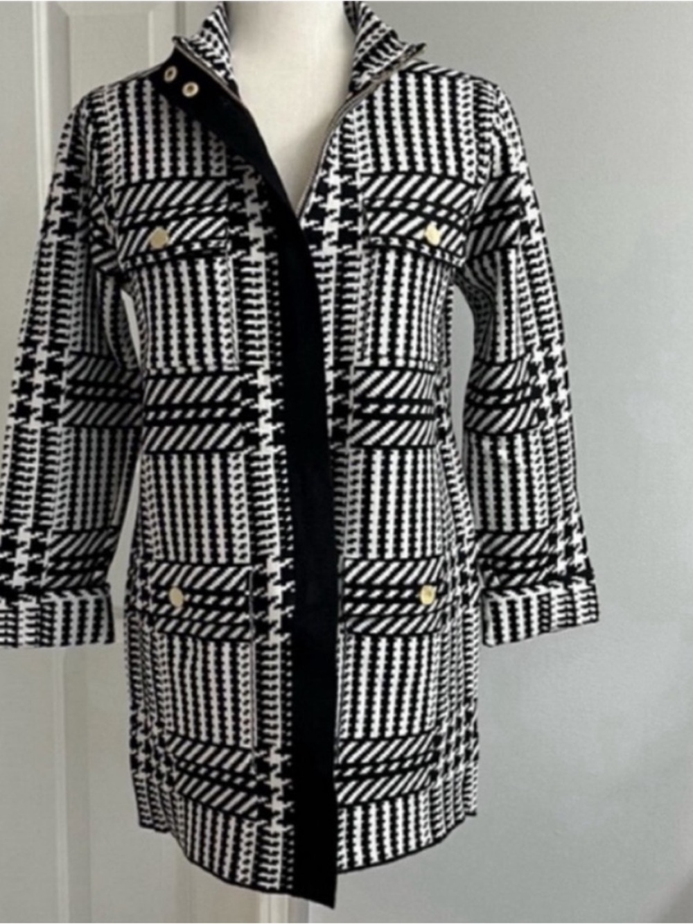Anne Klein Sweater Black & White
Size M